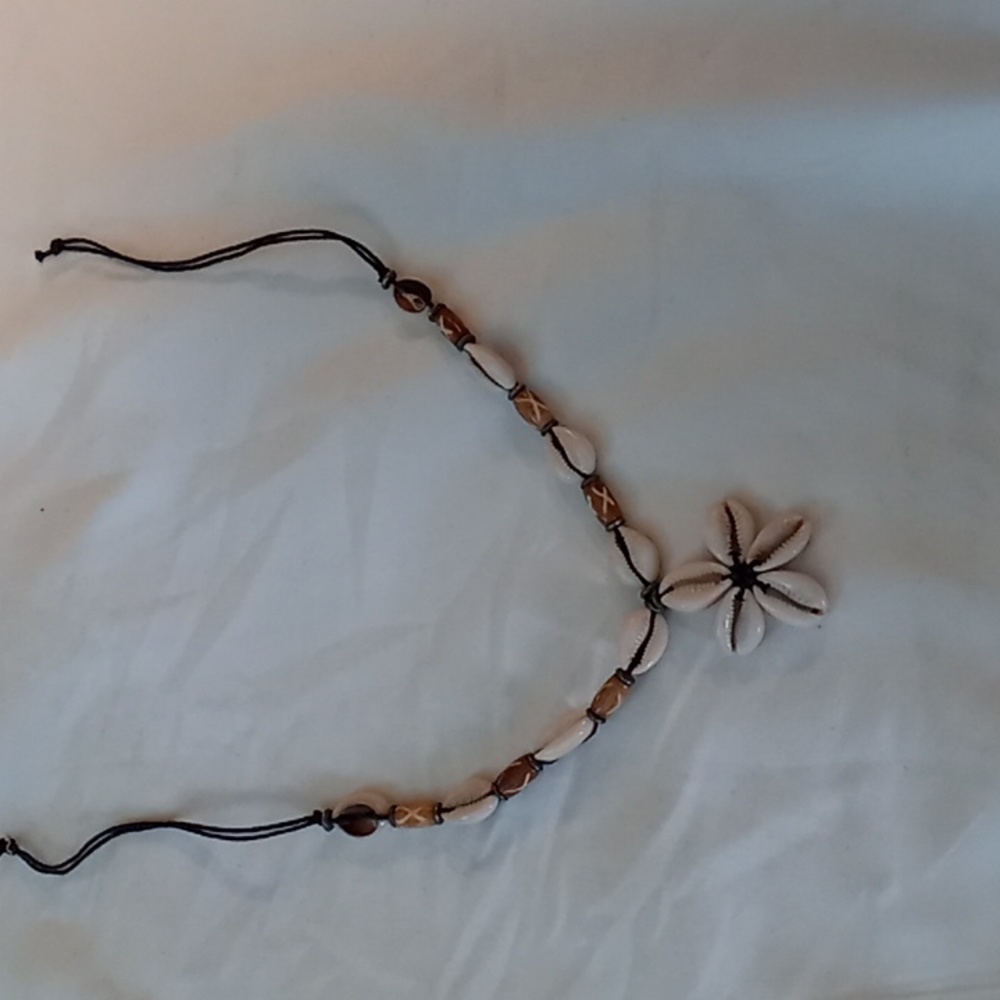 Vintage sea shell flower necklace